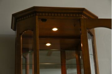 中古　横浜クラシック家具　ダニエル(Daniel)　アーリーアメリカン　A-214　温かみのある空間を演出するキュリオケース(ガラスケース、ショーケース、コレクションケース、ディスプレイケース、キャビネット、飾り棚、戸棚、収納棚、店舗什器)(定価約97万6千円)(R-080345)