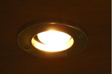 中古　横浜クラシック家具　ダニエル(Daniel)　アーリーアメリカン　A-214　温かみのある空間を演出するキュリオケース(ガラスケース、ショーケース、コレクションケース、ディスプレイケース、キャビネット、飾り棚、戸棚、収納棚、店舗什器)(定価約97万6千円)(R-080345)