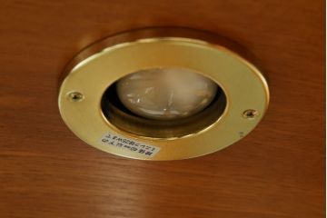 中古　横浜クラシック家具　ダニエル(Daniel)　アーリーアメリカン　A-214　温かみのある空間を演出するキュリオケース(ガラスケース、ショーケース、コレクションケース、ディスプレイケース、キャビネット、飾り棚、戸棚、収納棚、店舗什器)(定価約97万6千円)(R-080345)