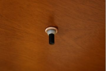 中古　横浜クラシック家具　ダニエル(Daniel)　アーリーアメリカン　A-214　温かみのある空間を演出するキュリオケース(ガラスケース、ショーケース、コレクションケース、ディスプレイケース、キャビネット、飾り棚、戸棚、収納棚、店舗什器)(定価約97万6千円)(R-080345)