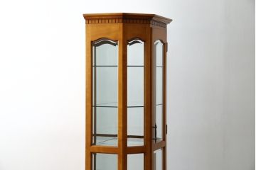 中古　横浜クラシック家具　ダニエル(Daniel)　アーリーアメリカン　A-214　温かみのある空間を演出するキュリオケース(ガラスケース、ショーケース、コレクションケース、ディスプレイケース、キャビネット、飾り棚、戸棚、収納棚、店舗什器)(定価約97万6千円)(R-080345)