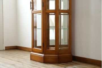 中古　横浜クラシック家具　ダニエル(Daniel)　アーリーアメリカン　A-214　温かみのある空間を演出するキュリオケース(ガラスケース、ショーケース、コレクションケース、ディスプレイケース、キャビネット、飾り棚、戸棚、収納棚、店舗什器)(定価約97万6千円)(R-080345)