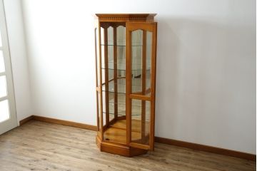 中古　横浜クラシック家具　ダニエル(Daniel)　アーリーアメリカン　A-214　温かみのある空間を演出するキュリオケース(ガラスケース、ショーケース、コレクションケース、ディスプレイケース、キャビネット、飾り棚、戸棚、収納棚、店舗什器)(定価約97万6千円)(R-080345)