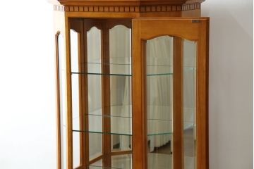 中古　横浜クラシック家具　ダニエル(Daniel)　アーリーアメリカン　A-214　温かみのある空間を演出するキュリオケース(ガラスケース、ショーケース、コレクションケース、ディスプレイケース、キャビネット、飾り棚、戸棚、収納棚、店舗什器)(定価約97万6千円)(R-080345)