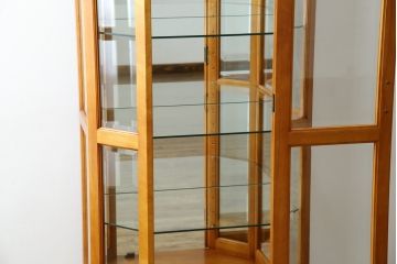 中古　横浜クラシック家具　ダニエル(Daniel)　アーリーアメリカン　A-214　温かみのある空間を演出するキュリオケース(ガラスケース、ショーケース、コレクションケース、ディスプレイケース、キャビネット、飾り棚、戸棚、収納棚、店舗什器)(定価約97万6千円)(R-080345)