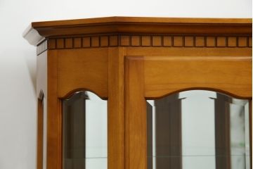 中古　横浜クラシック家具　ダニエル(Daniel)　アーリーアメリカン　A-214　温かみのある空間を演出するキュリオケース(ガラスケース、ショーケース、コレクションケース、ディスプレイケース、キャビネット、飾り棚、戸棚、収納棚、店舗什器)(定価約97万6千円)(R-080345)
