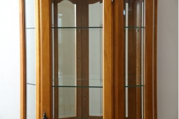 中古　横浜クラシック家具　ダニエル(Daniel)　アーリーアメリカン　A-214　温かみのある空間を演出するキュリオケース(ガラスケース、ショーケース、コレクションケース、ディスプレイケース、キャビネット、飾り棚、戸棚、収納棚、店舗什器)(定価約97万6千円)(R-080345)