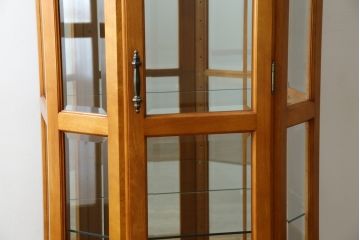 中古　横浜クラシック家具　ダニエル(Daniel)　アーリーアメリカン　A-214　温かみのある空間を演出するキュリオケース(ガラスケース、ショーケース、コレクションケース、ディスプレイケース、キャビネット、飾り棚、戸棚、収納棚、店舗什器)(定価約97万6千円)(R-080345)