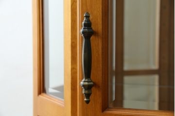 中古　横浜クラシック家具　ダニエル(Daniel)　アーリーアメリカン　A-214　温かみのある空間を演出するキュリオケース(ガラスケース、ショーケース、コレクションケース、ディスプレイケース、キャビネット、飾り棚、戸棚、収納棚、店舗什器)(定価約97万6千円)(R-080345)