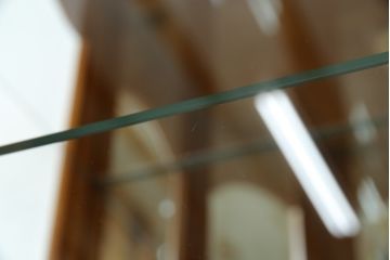 中古　横浜クラシック家具　ダニエル(Daniel)　アーリーアメリカン　A-214　温かみのある空間を演出するキュリオケース(ガラスケース、ショーケース、コレクションケース、ディスプレイケース、キャビネット、飾り棚、戸棚、収納棚、店舗什器)(定価約97万6千円)(R-080345)