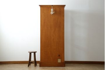 中古　横浜クラシック家具　ダニエル(Daniel)　アーリーアメリカン　A-214　温かみのある空間を演出するキュリオケース(ガラスケース、ショーケース、コレクションケース、ディスプレイケース、キャビネット、飾り棚、戸棚、収納棚、店舗什器)(定価約97万6千円)(R-080345)