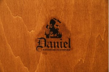 中古　横浜クラシック家具　ダニエル(Daniel)　アーリーアメリカン　A-214　温かみのある空間を演出するキュリオケース(ガラスケース、ショーケース、コレクションケース、ディスプレイケース、キャビネット、飾り棚、戸棚、収納棚、店舗什器)(定価約97万6千円)(R-080345)