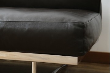 中古　超美品　Cassina(カッシーナ)　Le Corbusier(ル・コルビュジエ)　LC5　シンプルモダンなデザインが素敵な3人掛けソファ　定価約262万円相当　(R-080348)