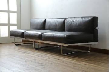 中古　超美品　Cassina(カッシーナ)　Le Corbusier(ル・コルビュジエ)　LC5　シンプルモダンなデザインが素敵な3人掛けソファ　定価約262万円相当　(R-080348)