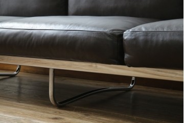 中古　超美品　Cassina(カッシーナ)　Le Corbusier(ル・コルビュジエ)　LC5　シンプルモダンなデザインが素敵な3人掛けソファ　定価約262万円相当　(R-080348)