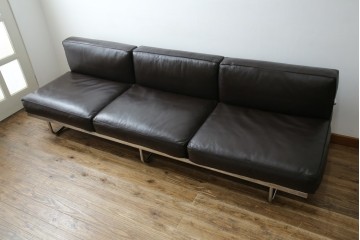 中古　超美品　Cassina(カッシーナ)　Le Corbusier(ル・コルビュジエ)　LC5　シンプルモダンなデザインが素敵な3人掛けソファ　定価約262万円相当　(R-080348)