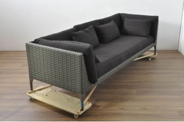 中古　美品　ドイツ　アウトドアリビングブランド　DEDON(デドン)　ムウソファ4　MU 4-Seater　洗練されたデザインでくつろぎ時間にぴったりな3人掛けソファ(三人掛け、3P)(定価約86万円)(R-080349)