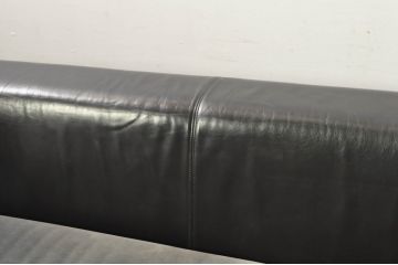 中古　美品　Cassina(カッシーナ)　 Cassina ixc.(イクスシー) 　CATHERINE MEMMI(カトリーヌメミ)　シンプルモダンなデザインが素敵な3人掛けソファ(三人掛け、3Pソファ、アームソファ、レザー)(定価約80万円)(R-080350)