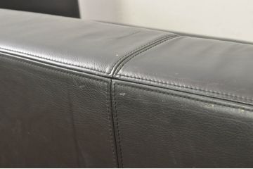 中古　美品　Cassina(カッシーナ)　 Cassina ixc.(イクスシー) 　CATHERINE MEMMI(カトリーヌメミ)　シンプルモダンなデザインが素敵な3人掛けソファ(三人掛け、3Pソファ、アームソファ、レザー)(定価約80万円)(R-080350)