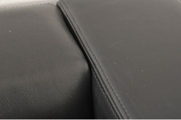 中古　美品　Cassina(カッシーナ)　 Cassina ixc.(イクスシー) 　CATHERINE MEMMI(カトリーヌメミ)　シンプルモダンなデザインが素敵な3人掛けソファ(三人掛け、3Pソファ、アームソファ、レザー)(定価約80万円)(R-080350)