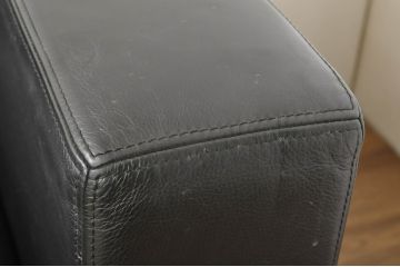 中古　美品　Cassina(カッシーナ)　 Cassina ixc.(イクスシー) 　CATHERINE MEMMI(カトリーヌメミ)　シンプルモダンなデザインが素敵な3人掛けソファ(三人掛け、3Pソファ、アームソファ、レザー)(定価約80万円)(R-080350)