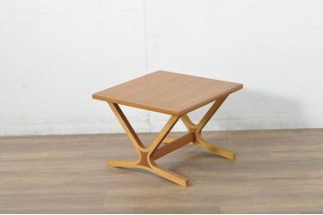和製ビンテージ　希少モデル　天童木工　ペリカンシリーズ　チーク材　落ち着きのある色味とシンプルなデザインが取り入れやすいサイドテーブル(2人掛け、スクエアテーブル、カフェテーブル、コーヒーテーブル、ビンテージ)(R-080352)