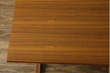 和製ビンテージ　希少モデル　天童木工　ペリカンシリーズ　チーク材　落ち着きのある色味とシンプルなデザインが取り入れやすいサイドテーブル　(R-080352)