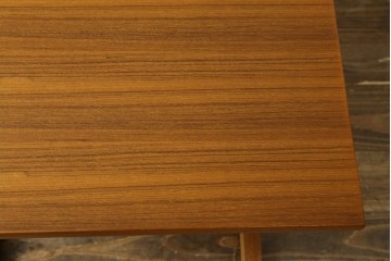 和製ビンテージ　希少モデル　天童木工　ペリカンシリーズ　チーク材　落ち着きのある色味とシンプルなデザインが取り入れやすいサイドテーブル　(R-080352)