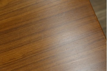 和製ビンテージ　希少モデル　天童木工　ペリカンシリーズ　チーク材　落ち着きのある色味とシンプルなデザインが取り入れやすいサイドテーブル　(R-080352)