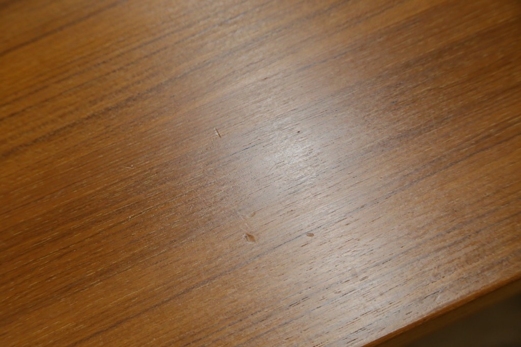 和製ビンテージ　希少モデル　天童木工　ペリカンシリーズ　チーク材　落ち着きのある色味とシンプルなデザインが取り入れやすいサイドテーブル　(R-080352)