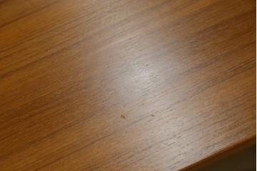和製ビンテージ　希少モデル　天童木工　ペリカンシリーズ　チーク材　落ち着きのある色味とシンプルなデザインが取り入れやすいサイドテーブル　(R-080352)