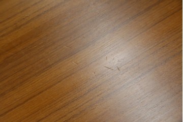 和製ビンテージ　希少モデル　天童木工　ペリカンシリーズ　チーク材　落ち着きのある色味とシンプルなデザインが取り入れやすいサイドテーブル　(R-080352)