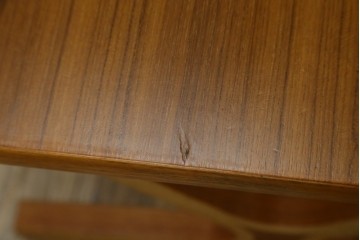 和製ビンテージ　希少モデル　天童木工　ペリカンシリーズ　チーク材　落ち着きのある色味とシンプルなデザインが取り入れやすいサイドテーブル　(R-080352)