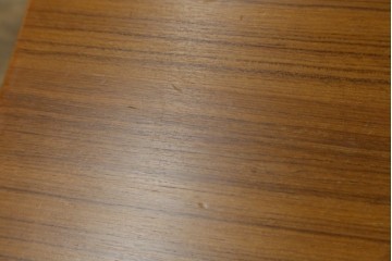 和製ビンテージ　希少モデル　天童木工　ペリカンシリーズ　チーク材　落ち着きのある色味とシンプルなデザインが取り入れやすいサイドテーブル　(R-080352)