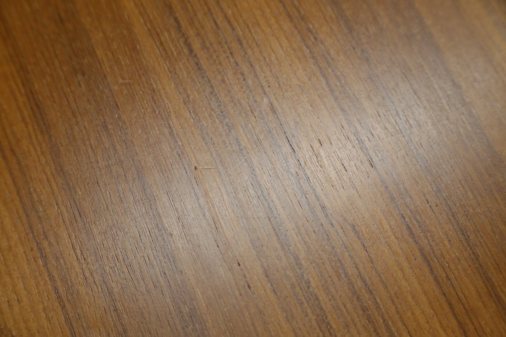 和製ビンテージ　希少モデル　天童木工　ペリカンシリーズ　チーク材　落ち着きのある色味とシンプルなデザインが取り入れやすいサイドテーブル　(R-080352)