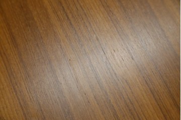 和製ビンテージ　希少モデル　天童木工　ペリカンシリーズ　チーク材　落ち着きのある色味とシンプルなデザインが取り入れやすいサイドテーブル　(R-080352)
