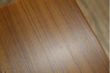 和製ビンテージ　希少モデル　天童木工　ペリカンシリーズ　チーク材　落ち着きのある色味とシンプルなデザインが取り入れやすいサイドテーブル　(R-080352)