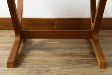 和製ビンテージ　希少モデル　天童木工　ペリカンシリーズ　チーク材　落ち着きのある色味とシンプルなデザインが取り入れやすいサイドテーブル　(R-080352)