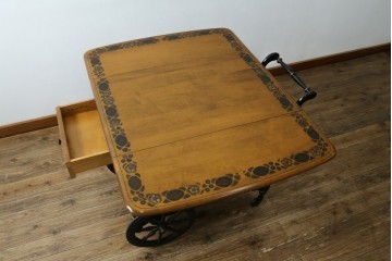 アメリカヴィンテージ　希少な廃版品　アメリカ高級家具　Ethan Allen(イーセン・アーレン)　花のデザインが魅力のバタフライサービスワゴン　(R-080353)