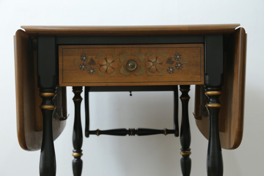 アメリカヴィンテージ　希少な廃版品　アメリカ高級家具　Ethan Allen(イーセン・アーレン)　花のデザインが魅力のバタフライサービスワゴン　(R-080353)