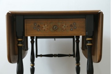 アメリカヴィンテージ　希少な廃版品　アメリカ高級家具　Ethan Allen(イーセン・アーレン)　花のデザインが魅力のバタフライサービスワゴン　(R-080353)