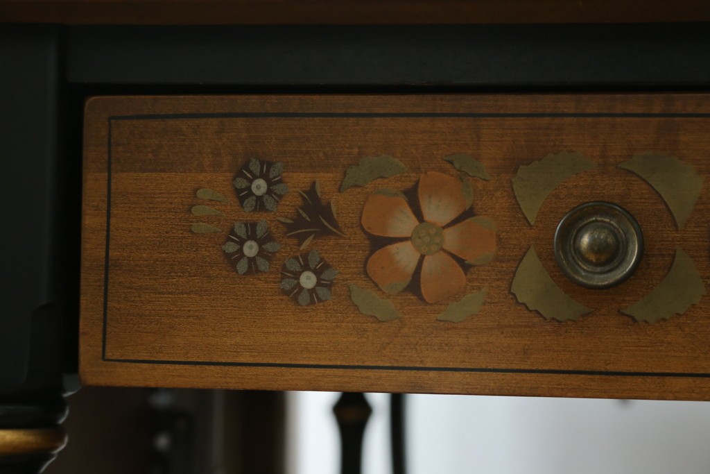 アメリカヴィンテージ　希少な廃版品　アメリカ高級家具　Ethan Allen(イーセン・アーレン)　花のデザインが魅力のバタフライサービスワゴン　(R-080353)