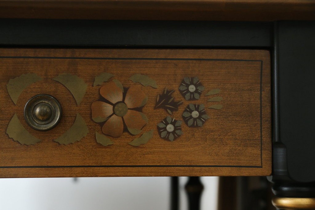 アメリカヴィンテージ　希少な廃版品　アメリカ高級家具　Ethan Allen(イーセン・アーレン)　花のデザインが魅力のバタフライサービスワゴン　(R-080353)