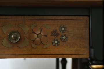 アメリカヴィンテージ　希少な廃版品　アメリカ高級家具　Ethan Allen(イーセン・アーレン)　花のデザインが魅力のバタフライサービスワゴン　(R-080353)