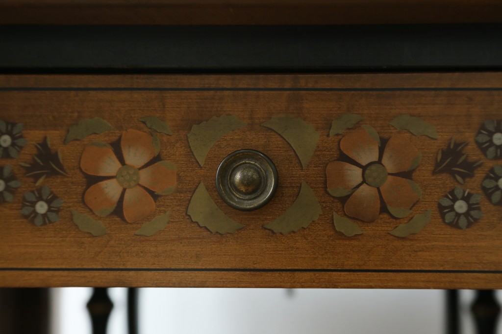 アメリカヴィンテージ　希少な廃版品　アメリカ高級家具　Ethan Allen(イーセン・アーレン)　花のデザインが魅力のバタフライサービスワゴン　(R-080353)