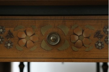 アメリカヴィンテージ　希少な廃版品　アメリカ高級家具　Ethan Allen(イーセン・アーレン)　花のデザインが魅力のバタフライサービスワゴン　(R-080353)