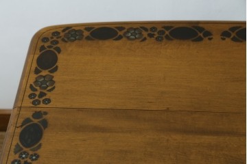 アメリカヴィンテージ　希少な廃版品　アメリカ高級家具　Ethan Allen(イーセン・アーレン)　花のデザインが魅力のバタフライサービスワゴン　(R-080353)