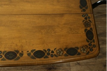 アメリカヴィンテージ　希少な廃版品　アメリカ高級家具　Ethan Allen(イーセン・アーレン)　花のデザインが魅力のバタフライサービスワゴン　(R-080353)