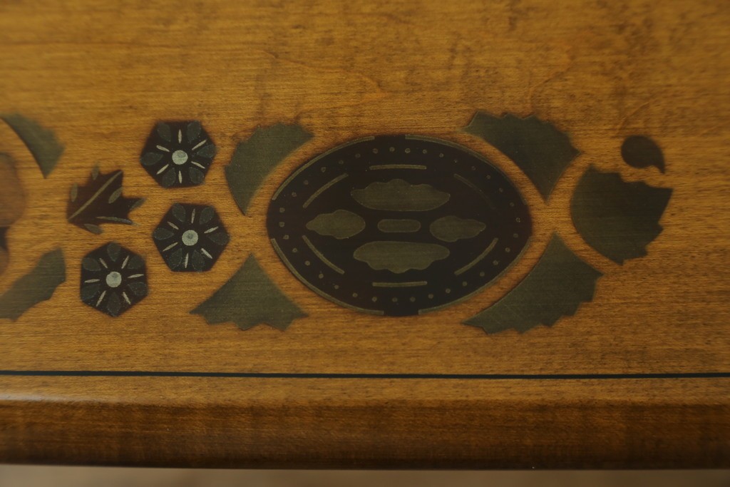 アメリカヴィンテージ　希少な廃版品　アメリカ高級家具　Ethan Allen(イーセン・アーレン)　花のデザインが魅力のバタフライサービスワゴン　(R-080353)