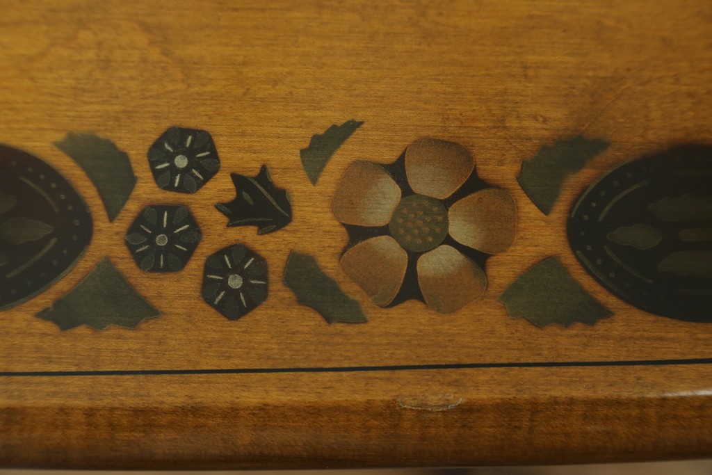 アメリカヴィンテージ　希少な廃版品　アメリカ高級家具　Ethan Allen(イーセン・アーレン)　花のデザインが魅力のバタフライサービスワゴン　(R-080353)